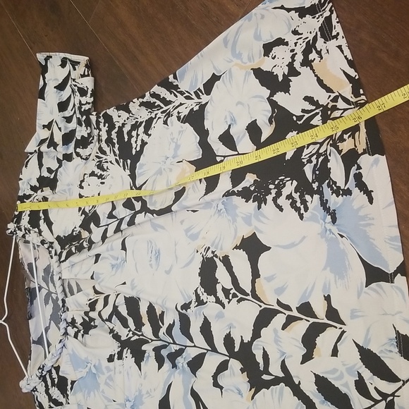 Karl Lagerfeld Floral & Leaf Print Short  Sleeve Top - Picture 8 of 9